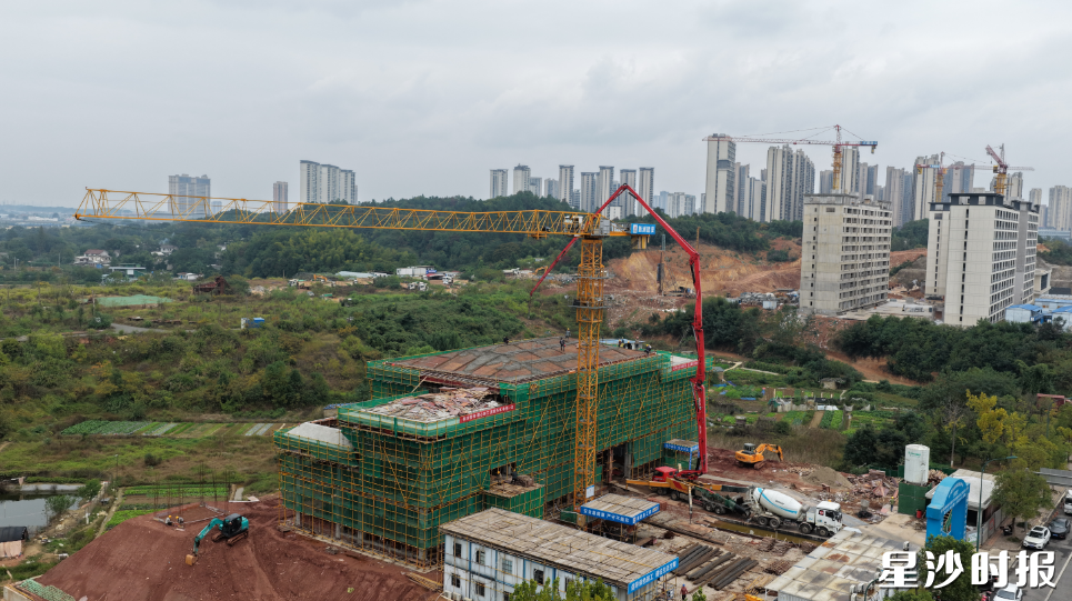 石子消防站位于星沙联络线与梨坡路交叉口,是按一级站标准建设的消防站。艾哲文 摄 石子消防站位于星沙联络线与梨坡路交叉口,是按一级站标准建设的消防站。艾哲文 摄