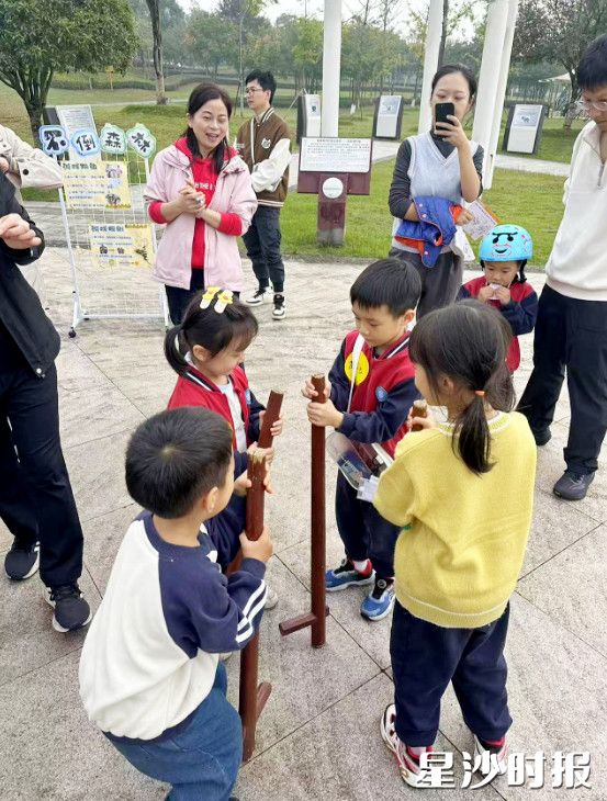 图为幼儿园开展不倒森林游戏。均为幼儿园供图