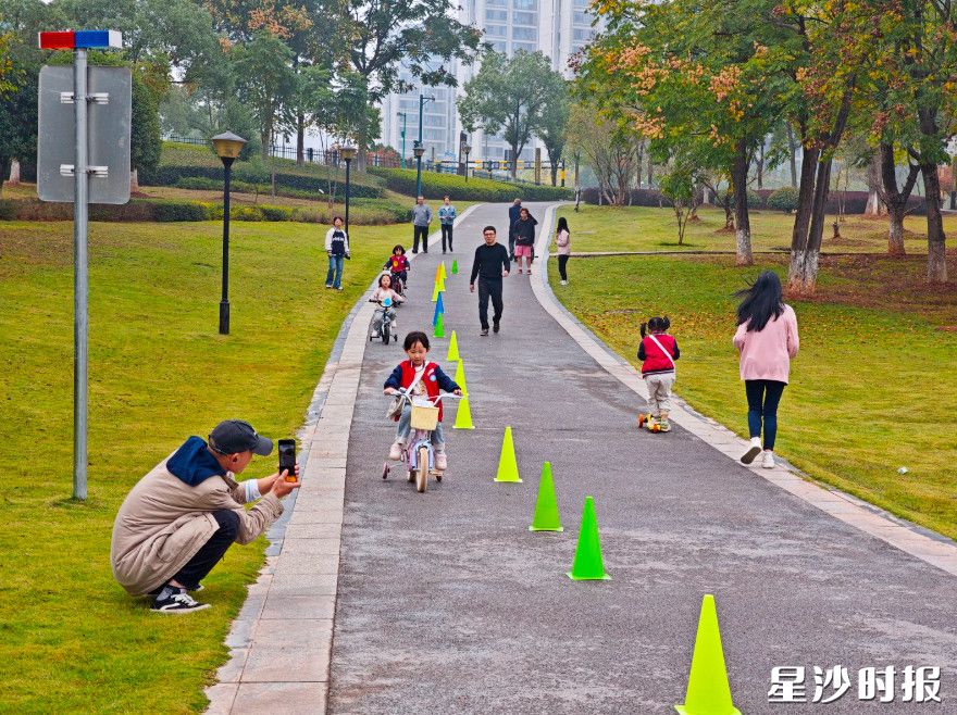 图为幼儿园开展爬坡大挑战游戏。