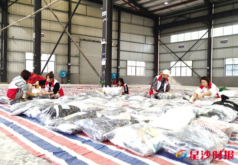 　　核对物品、打包贴标……现场志愿者们分工协作，形成一条高效的“爱心流水线”。长沙县志愿服务联合会供图