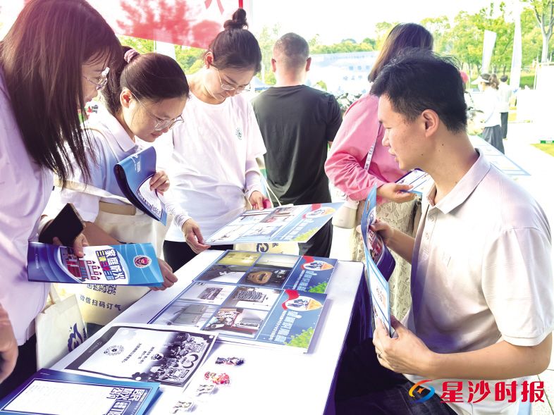 　　湘龙街道消防安全管理宣教中心创新设计“湘哥”“龙妹”消防安全形象代言人，围绕其形象打造系列动画、主题游戏等，以寓教于乐方式传播消防知识。　　湘龙街道供图