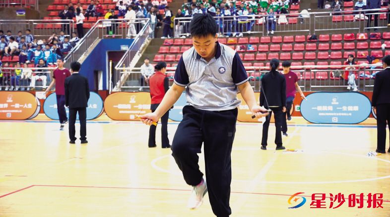 2025年“星少年”中小学生跳绳比赛个人短绳比赛中,选手集中精力,认真跳绳。李文焱 摄