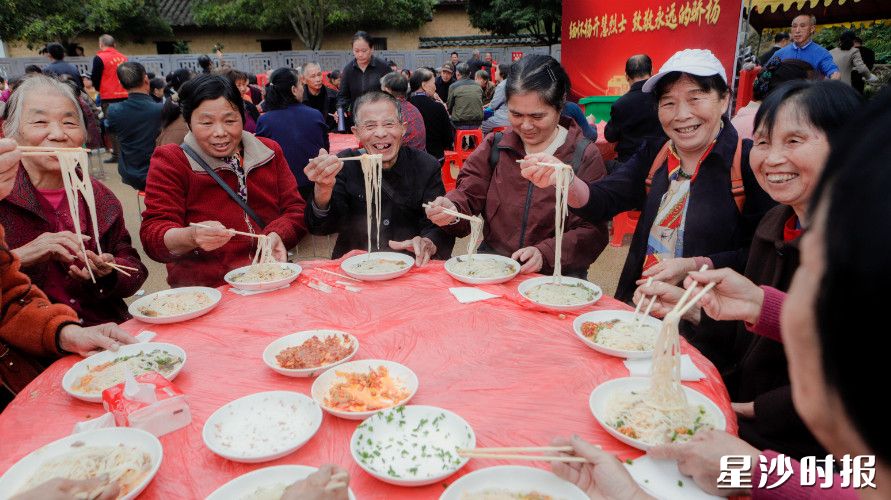 活动以“一首歌、一碗面、一场演出”为主线，成功吸引超3万名游客与村民参与。张庆 摄