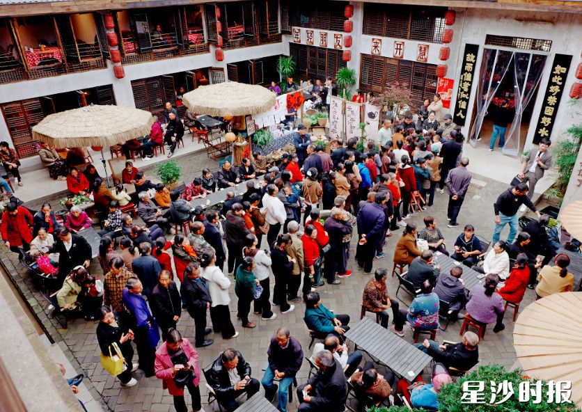 开慧镇初恋茶馆等13家餐厅人气火爆，当日带动文旅消费超270万元。章帝 摄