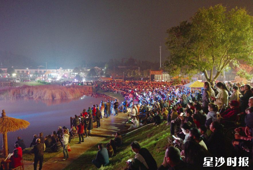 夜晚的演出为游客送上“文化大餐”。章帝 摄