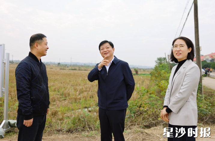 付旭明在春华镇石塘铺村、花园新村高标准农田建设项目现场,调研高标准农田建设情况。均为曾诗怡 摄 付旭明在春华镇石塘铺村、花园新村高标准农田建设项目现场,调研高标准农田建设情况。均为曾诗怡 摄