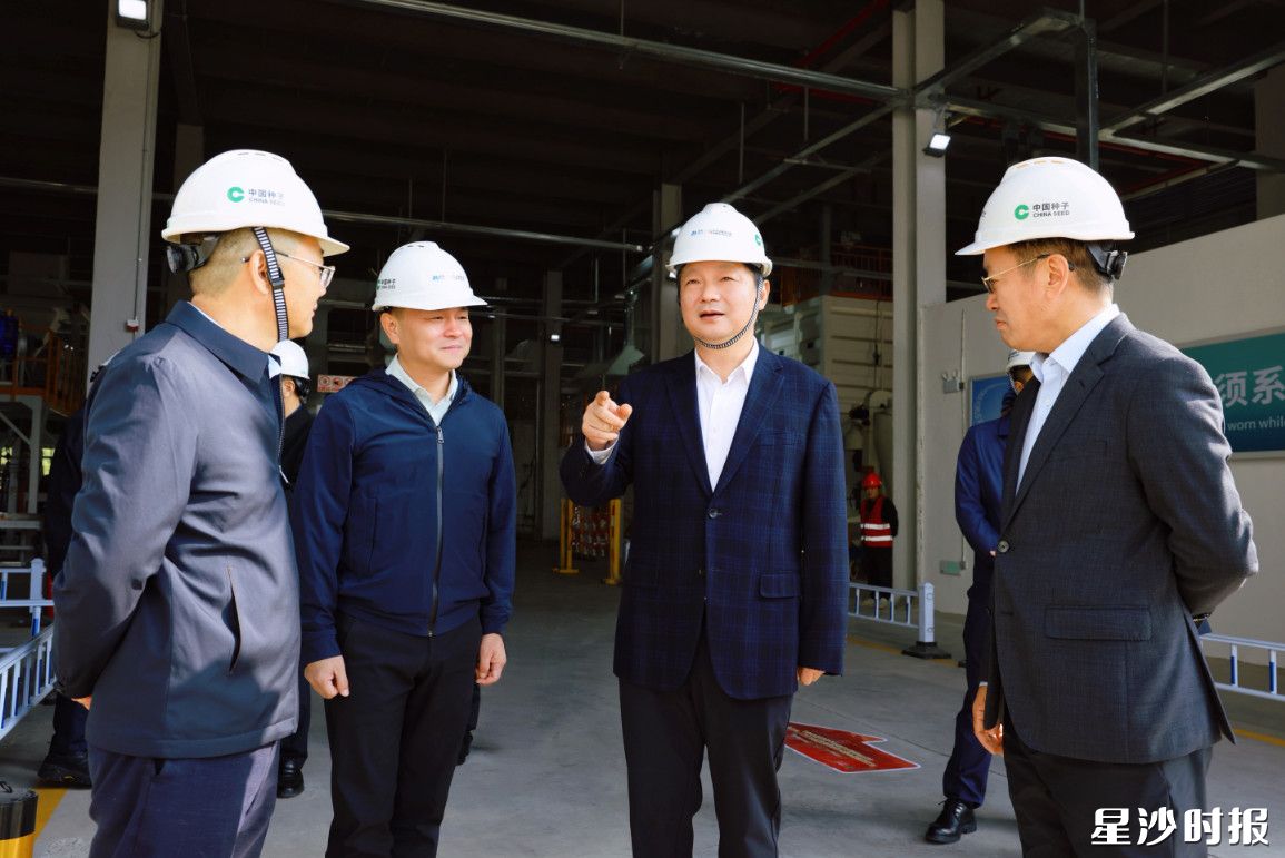 付旭明一行参观种质提升创新中心。