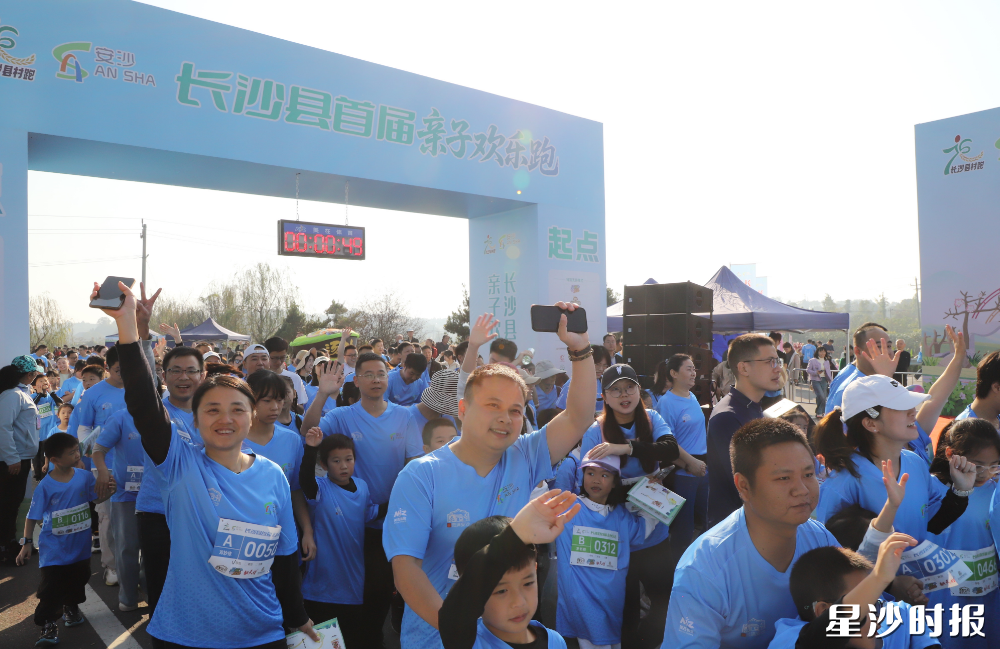 464组亲子家庭沿着花海赛道畅快奔跑，深度体验安沙满“院”生活计划的独特魅力。均为阮霖浩 摄