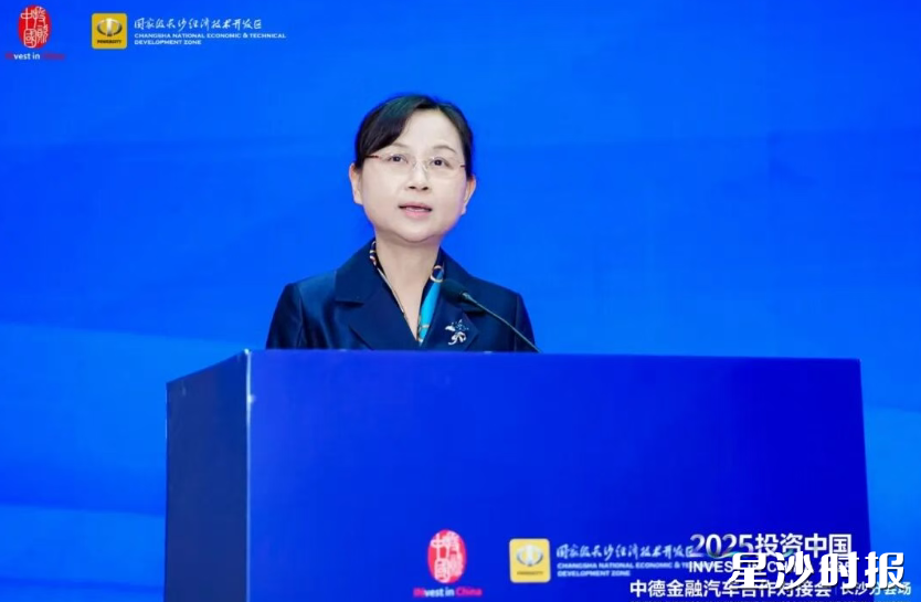 刘素月致辞。 刘素月致辞。