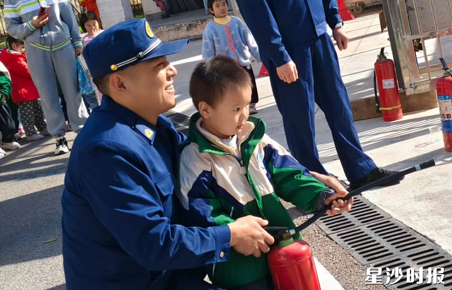 消防员带领“萌娃”们学习灭火器使用方法。龙华村供图