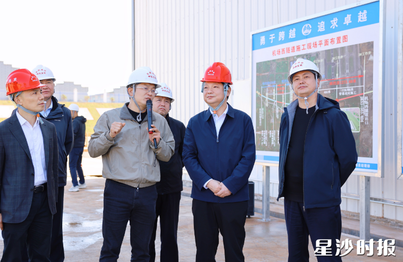 付旭明在机场西隧道项目现场调研。 付旭明在机场西隧道项目现场调研。