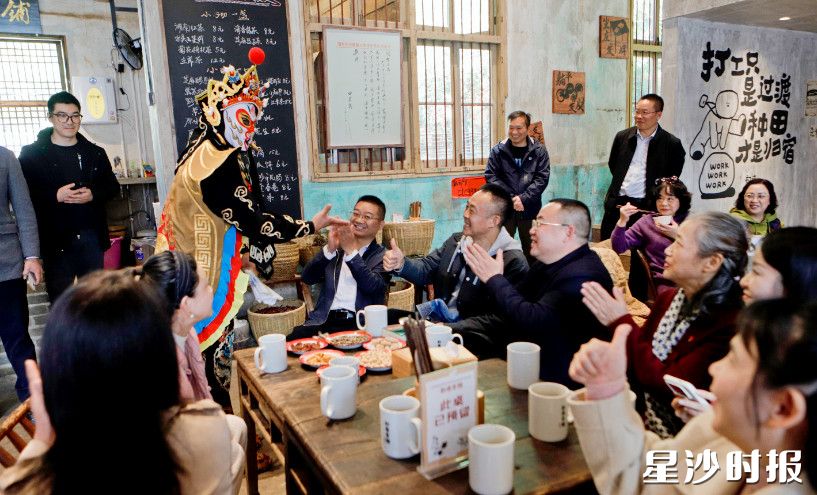 侯勇在初恋茶馆观看传统戏剧表演。张庆 摄