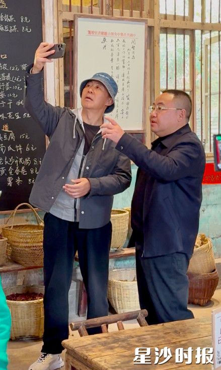 侯勇在初恋茶馆参观走访。张庆 摄