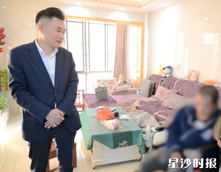 王攀（左）上门看望困难家庭并给予资助。刘梓嫣 摄