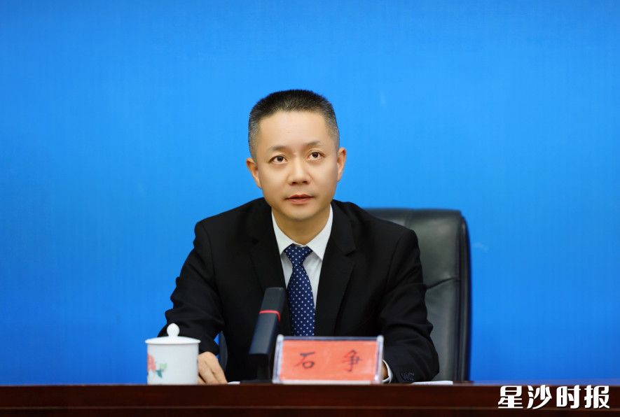 长沙县发展和改革局党组书记、局长石争回答记者提问。曾诗怡 摄