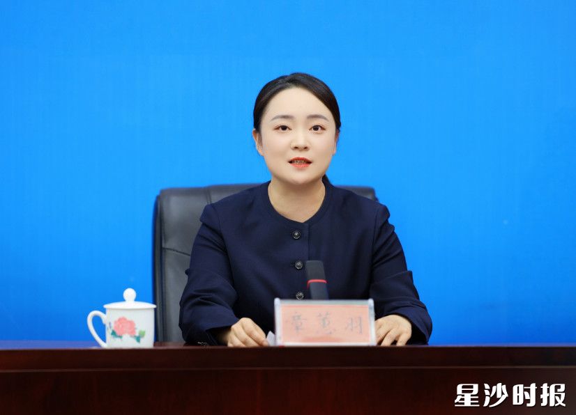 长沙县工业和信息化局局长章蕙羽答记者提问。曾诗怡 摄