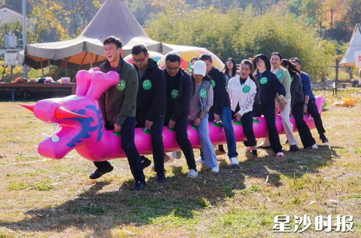 活动中，政企双方凝聚着目标一致、团结拼搏的力量。