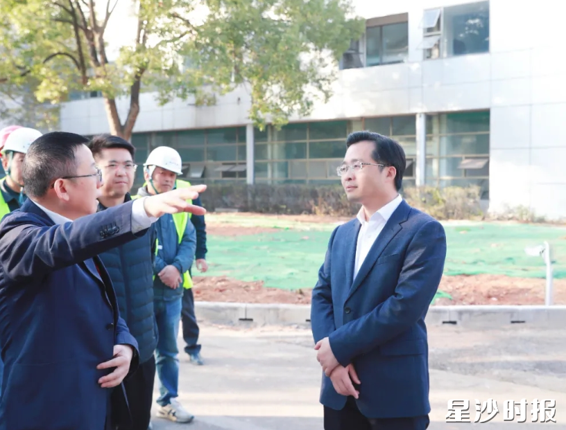 蒋红波在鎏燊科创湖南大学未来产业研究中心项目(原一派数控项目地址)调研。 蒋红波在鎏燊科创湖南大学未来产业研究中心项目(原一派数控项目地址)调研。
