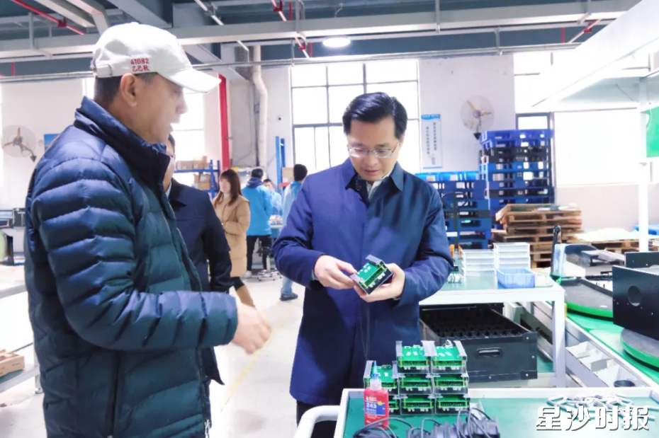 蒋红波在长沙蓝锂科技有限公司调研生产线。均为李杰 摄