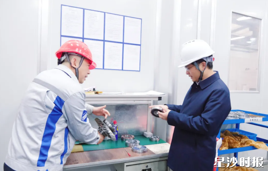 蒋红波在长沙津一凯帅精密机械有限公司调研生产线。