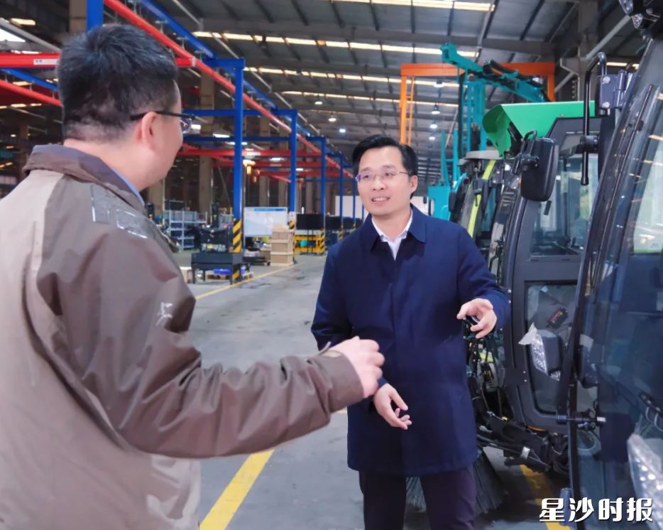 蒋红波在湖南福力智洁科技有限公司调研生产线。