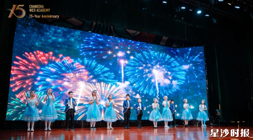 活动现场，精彩的歌舞表演赢得了阵阵掌声。均为活动方供图