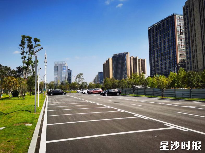 黄兴大道与人民东路交叉口是连接长沙市与长沙县的重要节点，周边医院、小区、地铁站密集，如今新增215个公共泊位，并同步推进智慧化、人性化配套，让停车场不仅“有位”，更“有智慧”“有温度”。均为长沙县城管局供图