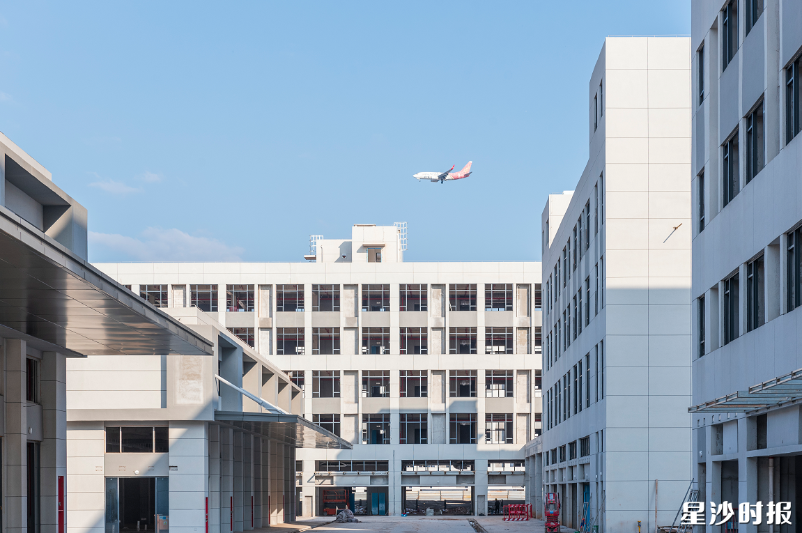 玉湖冷链(长沙)交易中心将建设集展示展销交易区、冷链仓储交付区、进出口贸易服务区、商务配套区四大功能区于一体的数字化食品供应链全产业链交易中心,预计2026年全面开园。刘思源 摄 玉湖冷链(长沙)交易中心将建设集展示展销交易区、冷链仓储交付区、进出口贸易服务区、商务配套区四大功能区于一体的数字化食品供应链全产业链交易中心,预计2026年全面开园。刘思源 摄