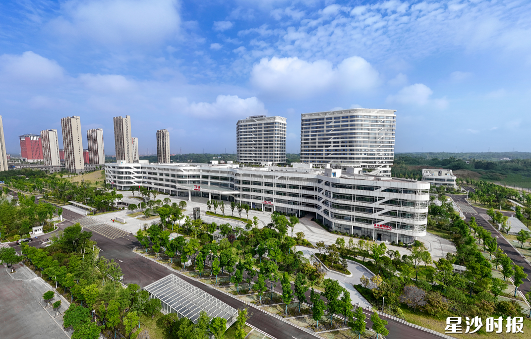 长沙县人民医院(湖南省人民医院星沙院区)是一所集医疗、教学、科研、预防、保健等功能于一体的大型三级公立综合医院,总建筑面积22.74万平方米。章帝 摄 长沙县人民医院(湖南省人民医院星沙院区)是一所集医疗、教学、科研、预防、保健等功能于一体的大型三级公立综合医院,总建筑面积22.74万平方米。章帝 摄