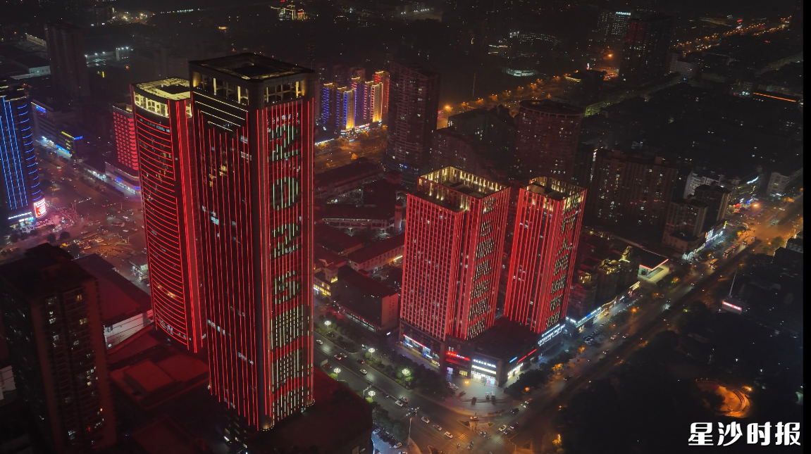 夜幕下,LED电子屏上写满“践行人民城市理念 创造美好幸福生活 2025最具幸福感城市长沙县”字样。均为艾哲文 摄