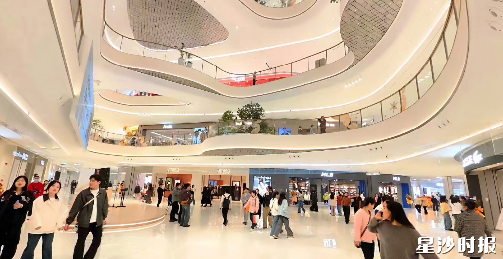 开店首日,君尚购物中心吸引游客前来购物。 开店首日,君尚购物中心吸引游客前来购物。