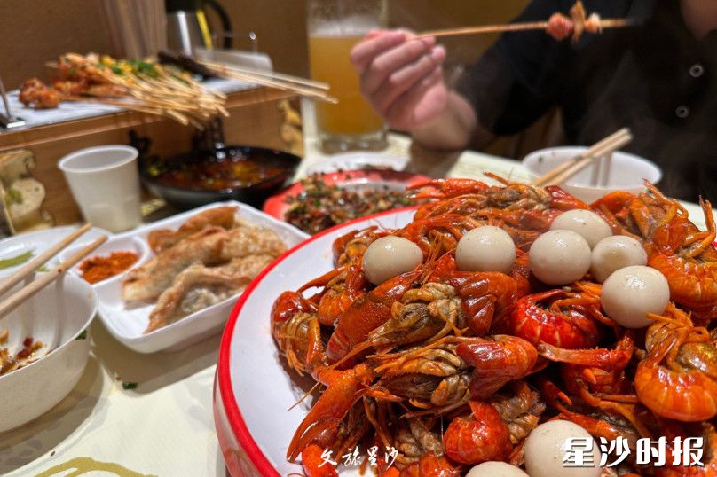 串盟烧烤距环松雅湖自行车赛终点约2.7公里，骑行前往约15分钟，是长沙县众多市民推荐的美味。