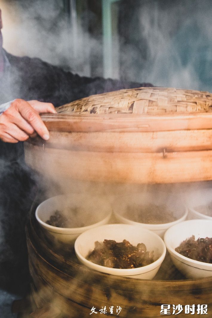 凉塘腊味馆距环松雅湖自行车赛终点约3公里，骑行前往约22分钟，招牌菜凉塘腊鸭吸引了无数回头客。