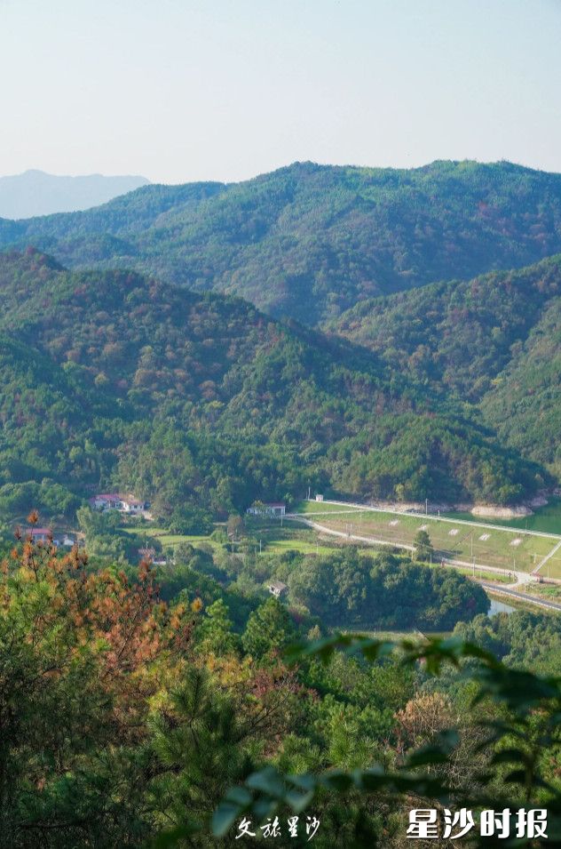 在天华山骑行，只见色彩斑斓的山林相映成趣。