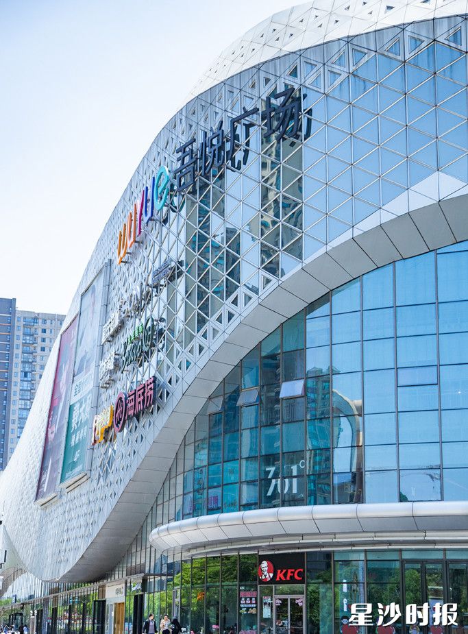 吾悦广场距松雅湖国家湿地公园直线距离500米，是星沙地区的商业标杆。