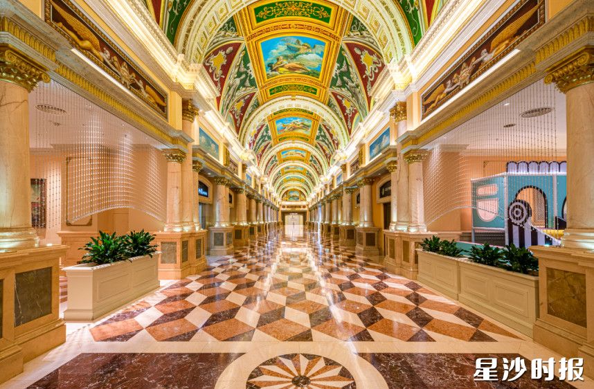 长沙碧桂园凤悦凤凰酒店是湖南省首家自然岛岸主题五星酒店，酒店大堂的西斯廷拱廊能感受意大利壁画艺术之美。