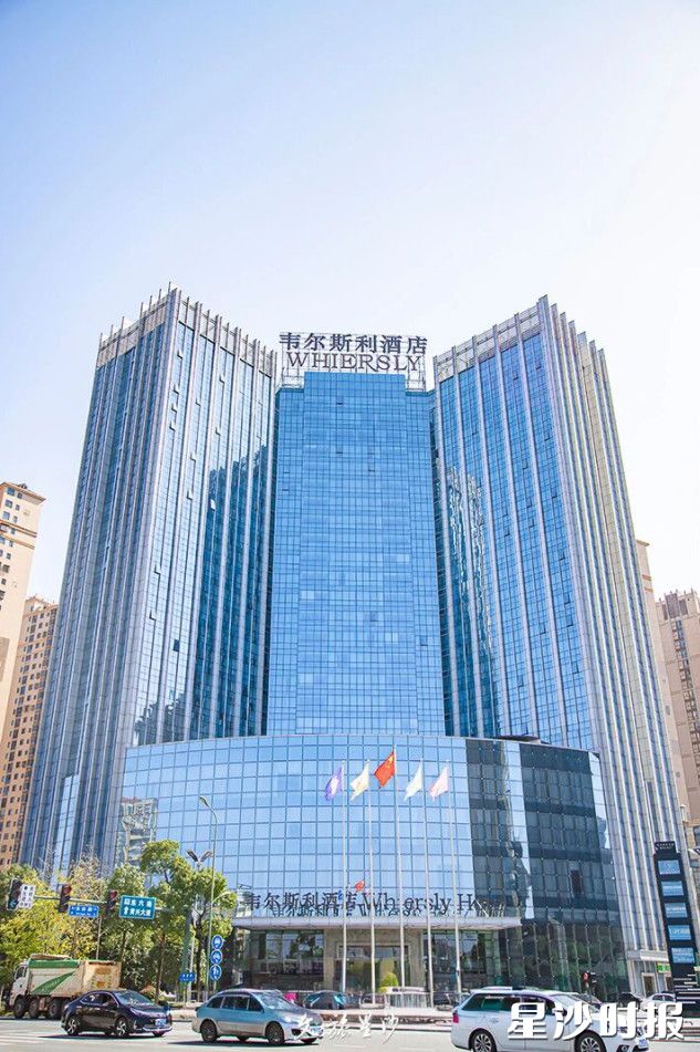 长沙三景韦尔斯利酒店坐落于长沙国家级经济开发区核心地带，靠近长沙黄花国际机场、长沙高铁南站等交通枢纽。