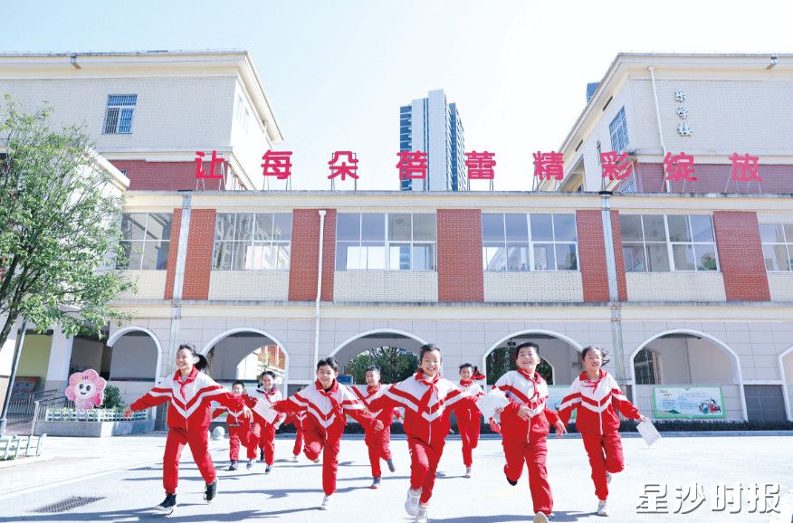 五年来，长沙县新改扩建学校21所，新增学位5.26万个，让孩子们从“有学上到“上好学”。李杰 摄