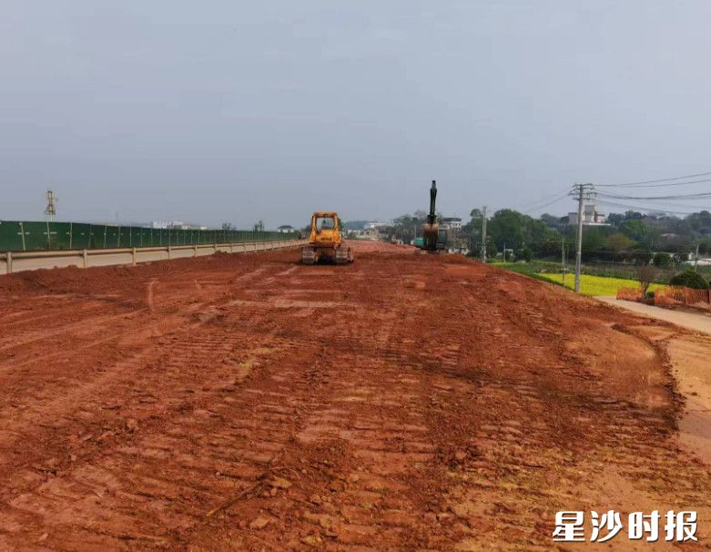 工程机械对堤坝进行加固。