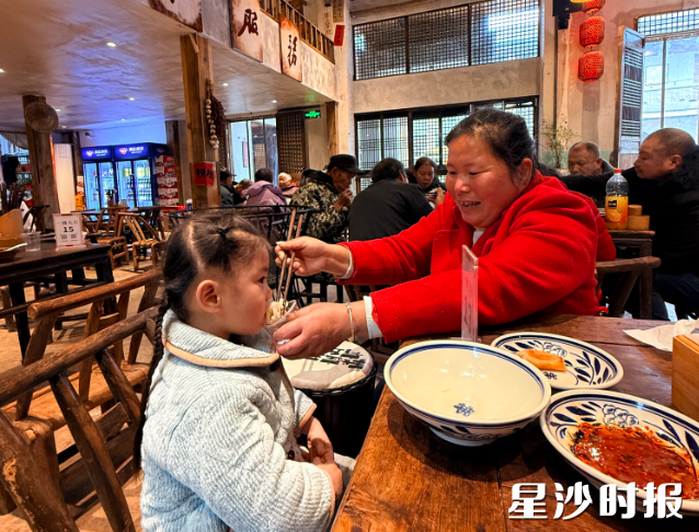 游客们品尝着美味的饺子。