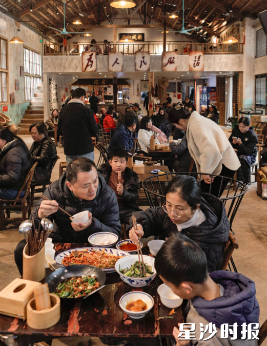 临近中午，初恋茶馆内游客满座。