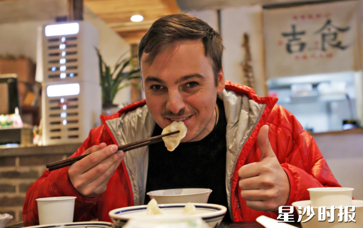 外国友人品尝“福饺”，赞不绝口。