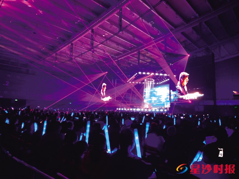 　　舞台上屏幕同步播放姜育恒时光影像，与歌声交织成独特的情感共鸣，现场观众纷纷跟唱，掌声与合唱声此起彼伏。　　吴婉沁 摄