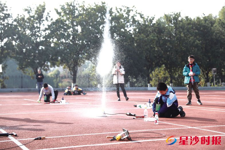 　　在神舟水火箭伞降计时赛，孩子们自制的饮料瓶箭体冲向天空。　　文雅丽 摄