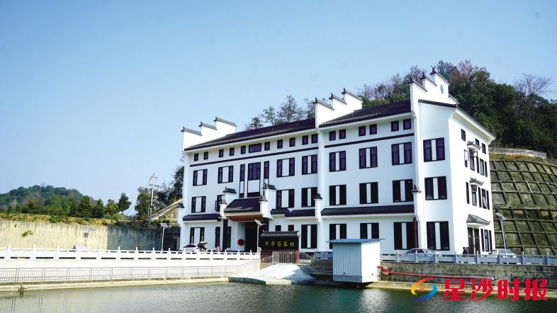 　　九木村历史与民俗文化展示中心白色的外墙衬着黛色檐角，既带着现代建筑的简洁大气，又暗含着乡村建筑的质朴韵味。　　春华镇供图