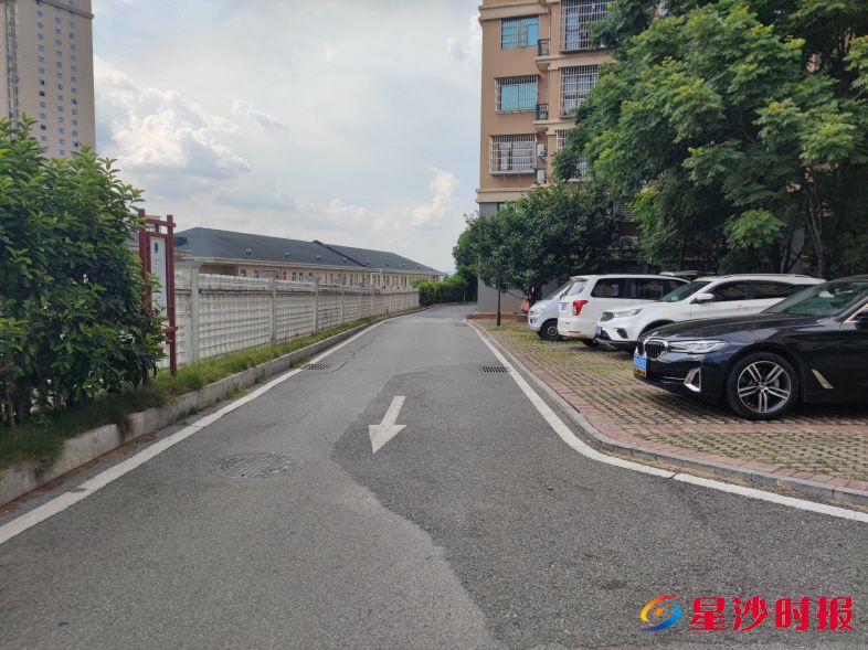 　　改造前，地面下沉开裂。湘龙街道供图