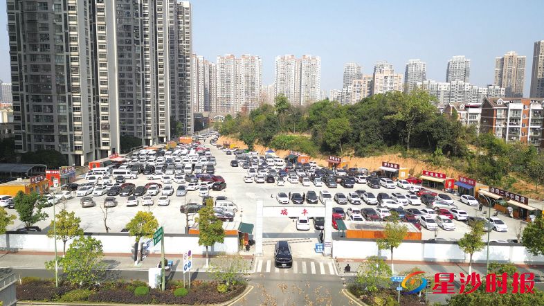 　　图为湘龙街道将闲置土地盘活为二手车市场现状。胡宇韬 摄
