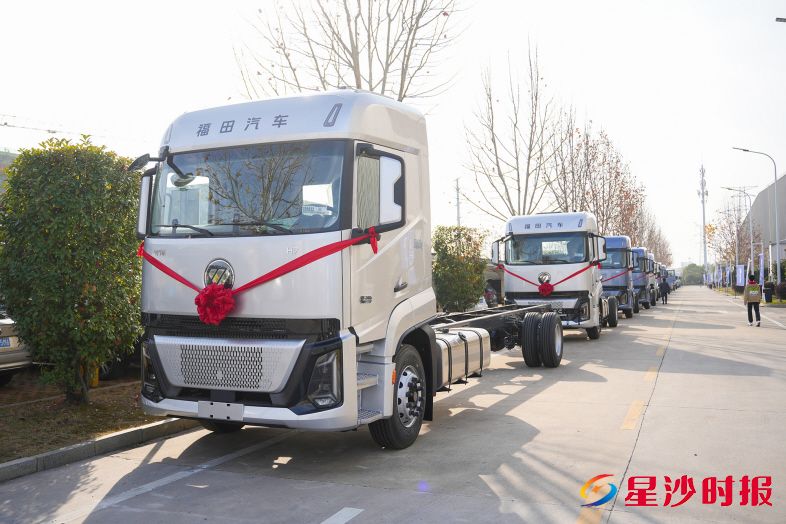 　　12月27日，北汽福田全新欧航平台产品，100辆欧航超级卡车订单成功交付。图为活动现场。舒展 摄