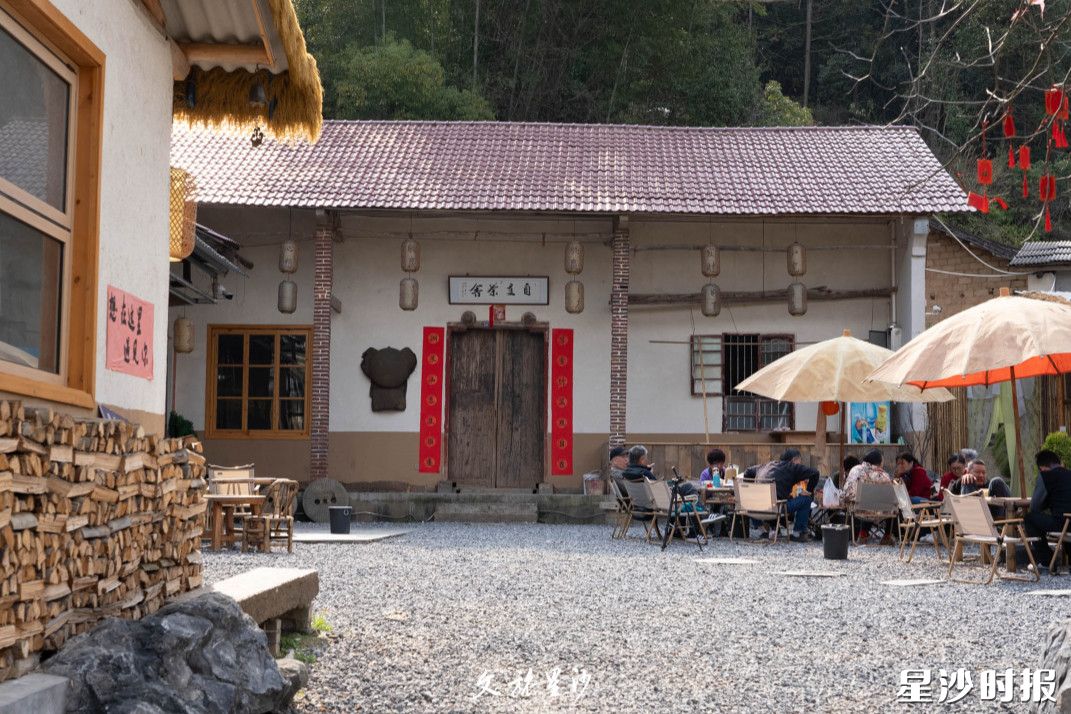 自在茶舍开启冬日嘉年华，吉祥物派送、暖心篝火等活动精彩不断。