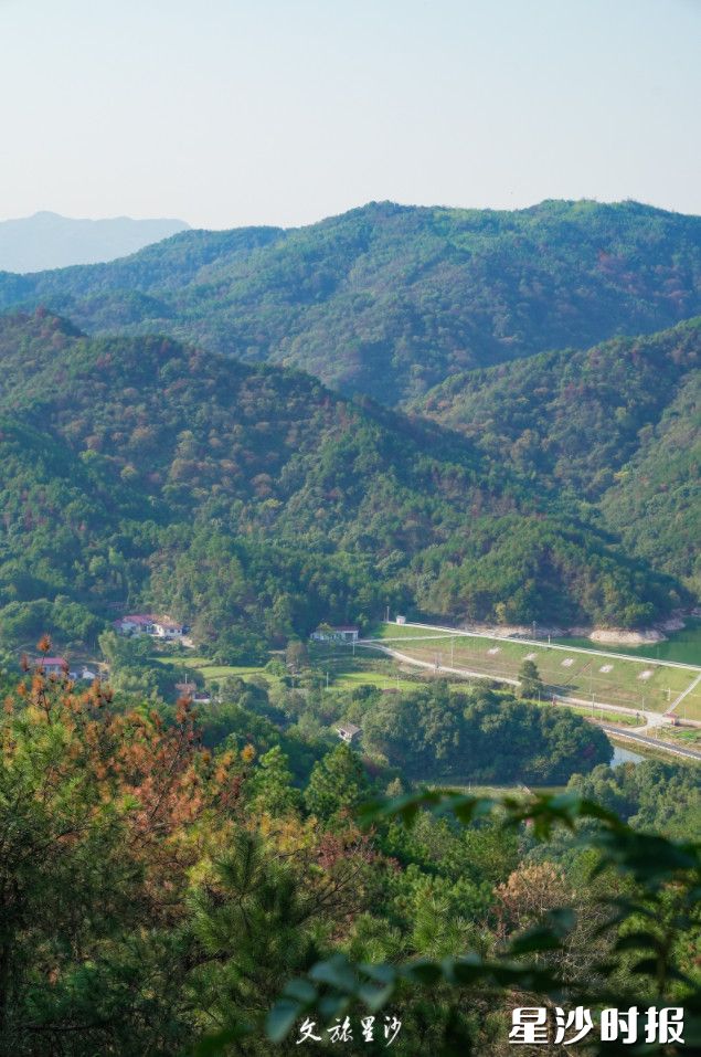 葱郁的青山是放松心情、亲近自然的好去处。